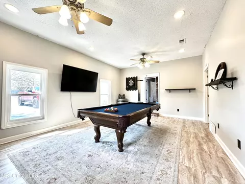 Living - 2088 Aspen Dr, Nesbit, MS 38651 photo 6 of 8
