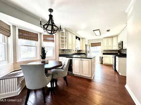 Dining - 2088 Aspen Dr, Nesbit, MS 38651 photo 2 of 5