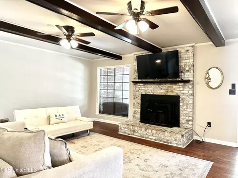 Living - 2088 Aspen Dr, Nesbit, MS 38651 photo 2 of 8