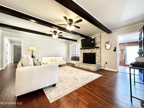 Living - 2088 Aspen Dr, Nesbit, MS 38651 photo 1 of 8