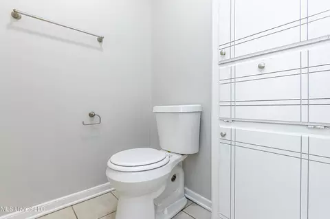 Bath - 545 Dixton Dr, Brandon, MS 39047 photo 8 of 11