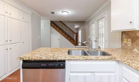 Kitchen - 545 Dixton Dr, Brandon, MS 39047 photo 3 of 7