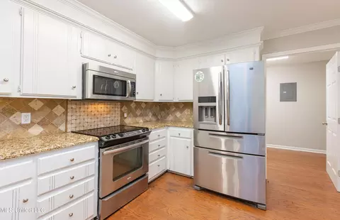 Kitchen - 545 Dixton Dr, Brandon, MS 39047 photo 4 of 7