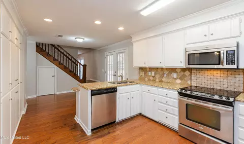 Kitchen - 545 Dixton Dr, Brandon, MS 39047 photo 2 of 7