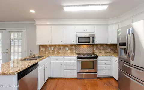 Kitchen - 545 Dixton Dr, Brandon, MS 39047 photo 1 of 7