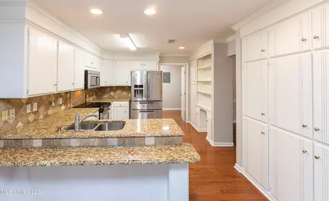 Kitchen - 545 Dixton Dr, Brandon, MS 39047 photo 6 of 7