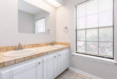 Bath - 545 Dixton Dr, Brandon, MS 39047 photo 5 of 11