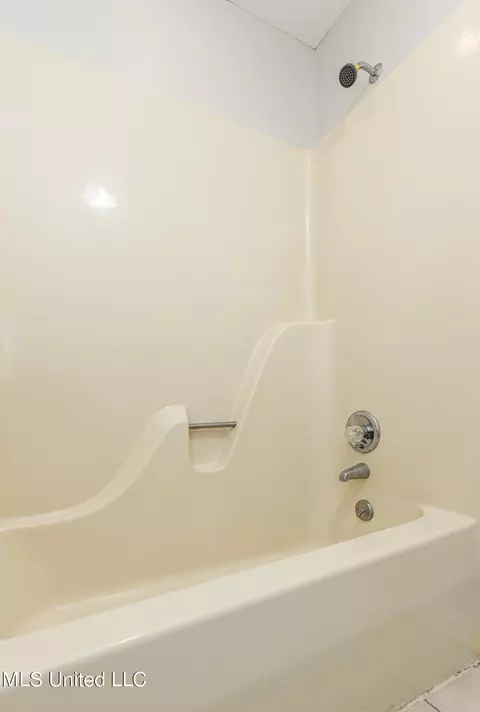 Bath - 545 Dixton Dr, Brandon, MS 39047 photo 9 of 11