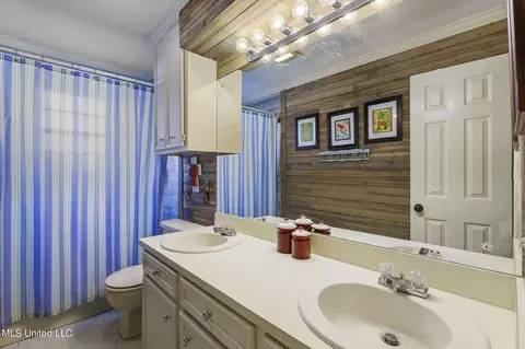 Bath - 1615 Sheffield Dr, Jackson, MS 39211 photo 4 of 4