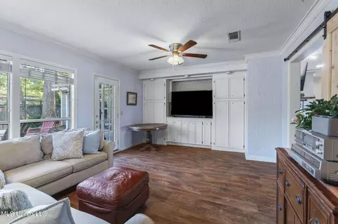 Living - 1615 Sheffield Dr, Jackson, MS 39211 photo 5 of 6