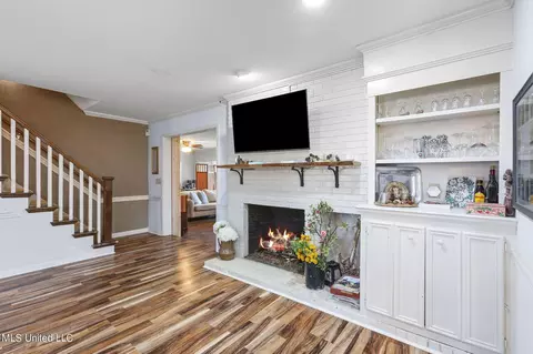 Living - 1615 Sheffield Dr, Jackson, MS 39211 photo 2 of 6