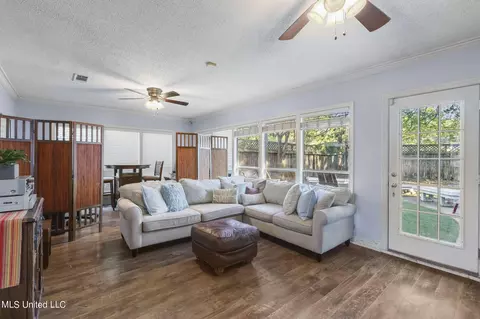 Living - 1615 Sheffield Dr, Jackson, MS 39211 photo 4 of 6