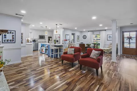 Living - 1615 Sheffield Dr, Jackson, MS 39211 photo 3 of 6