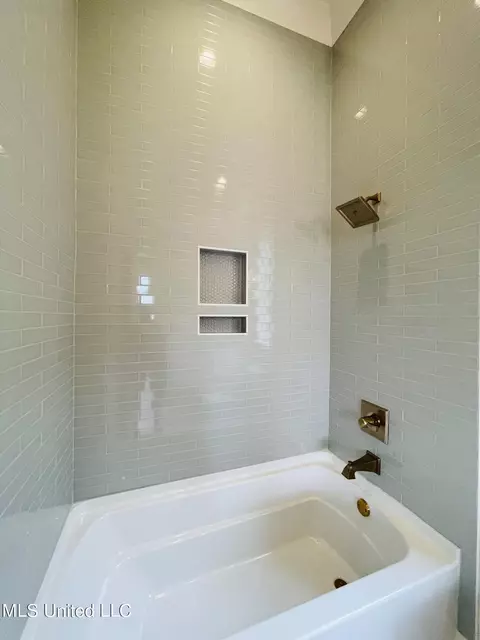 Bath - 478 Whittington Cir, Madison, MS 39110 photo 4 of 11