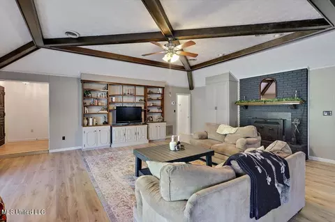 Living - 1248 Lee Ln, Raymond, MS 39154 photo 2 of 4