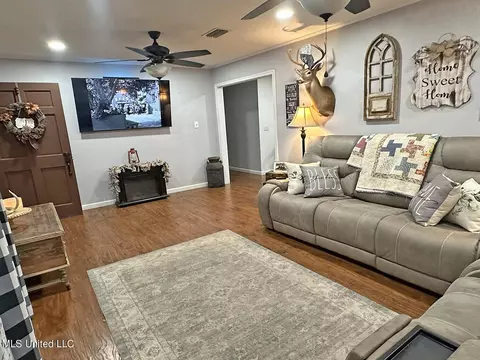 Living - 137 Louis Ln, Lucedale, MS 39452 photo 2 of 5