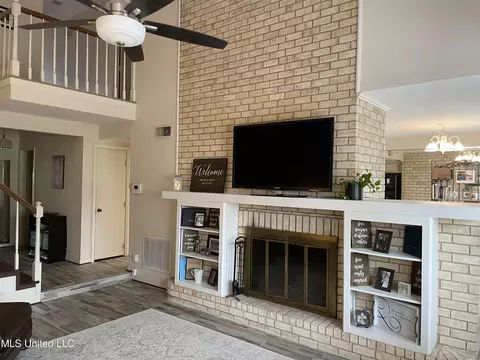 Living - 60 Sycamore Ln, Brandon, MS 39042 photo 2 of 3