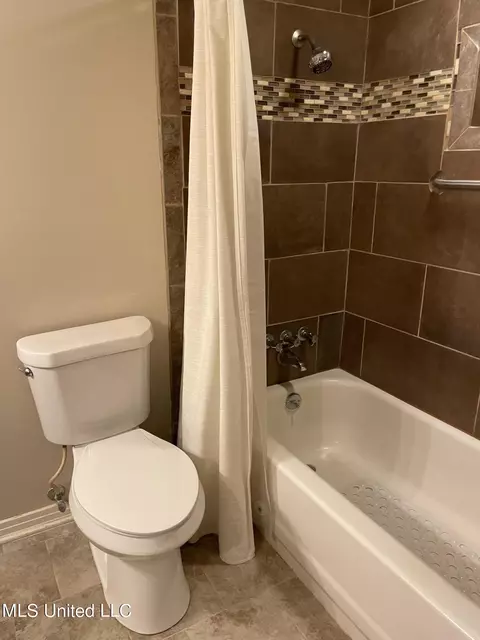 Bath - 60 Sycamore Ln, Brandon, MS 39042 photo 2 of 3