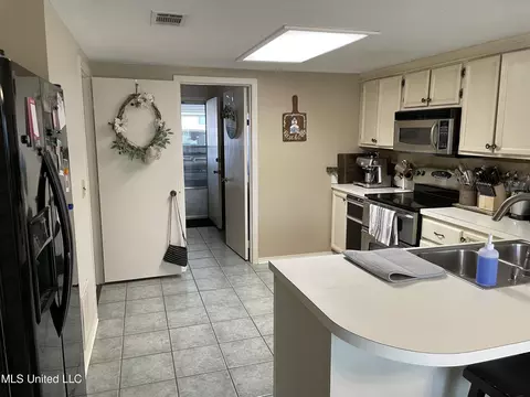 Kitchen - 60 Sycamore Ln, Brandon, MS 39042 photo 1 of 1