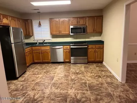 Kitchen - 731 Fairways Trl, Hernando, MS 38632 photo 2 of 2