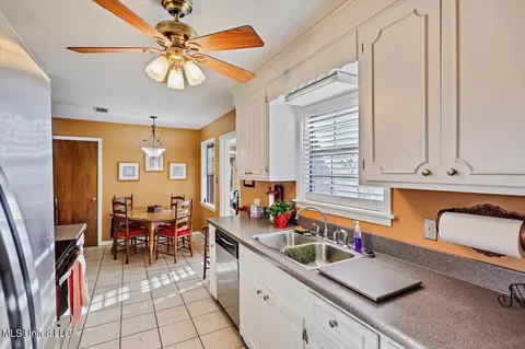 Kitchen - 103 Pebble Ln, Clinton, MS 39056 photo 3 of 4
