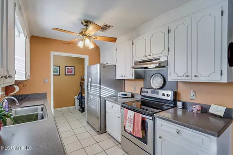 Kitchen - 103 Pebble Ln, Clinton, MS 39056 photo 2 of 4