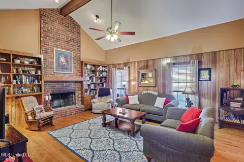 Living - 103 Pebble Ln, Clinton, MS 39056 photo 2 of 4
