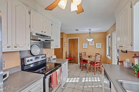 Kitchen - 103 Pebble Ln, Clinton, MS 39056 photo 4 of 4