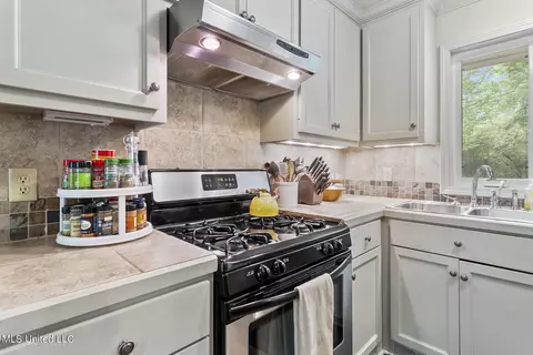 Kitchen - 4351 Manhassett Dr, Jackson, MS 39211 photo 3 of 4