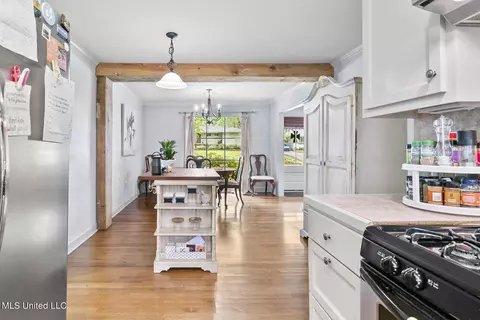 Kitchen - 4351 Manhassett Dr, Jackson, MS 39211 photo 4 of 4