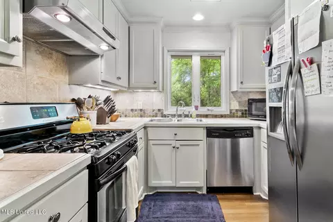 Kitchen - 4351 Manhassett Dr, Jackson, MS 39211 photo 2 of 4