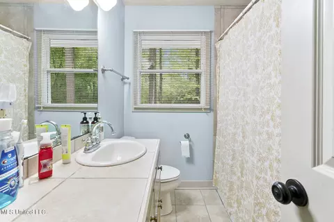 Bath - 4351 Manhassett Dr, Jackson, MS 39211 photo 1 of 3