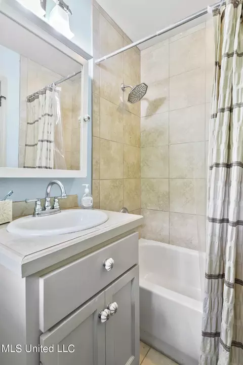 Bath - 4351 Manhassett Dr, Jackson, MS 39211 photo 3 of 3