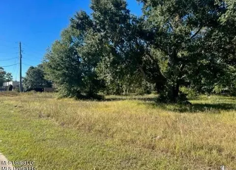 2186 Pass Road Rd, Biloxi, MS 39531