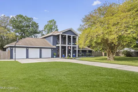 2106 Whitney Oaks Dr, Ocean Springs, MS 39564