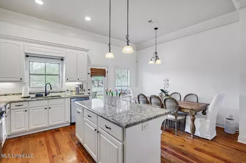 Kitchen - 2022 E Ridge Cir, Madison, MS 39110 photo 2 of 6