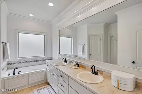 Bath - 2022 E Ridge Cir, Madison, MS 39110 photo 1 of 2