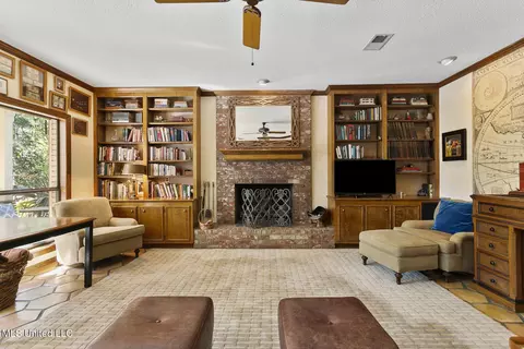 Living - 37 Polo Dr, Jackson, MS 39211 photo 4 of 8
