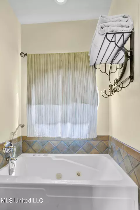 Bath - 37 Polo Dr, Jackson, MS 39211 photo 6 of 6