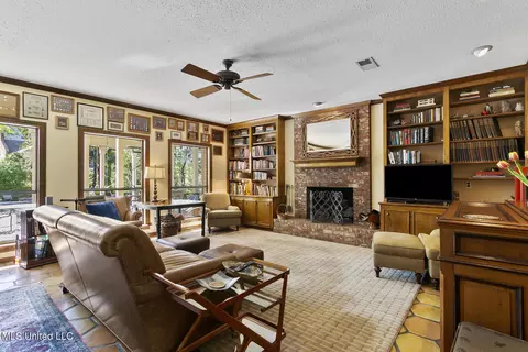 Living - 37 Polo Dr, Jackson, MS 39211 photo 3 of 8