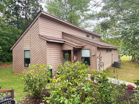 1 Pelican Cv, Diamondhead, MS 39525