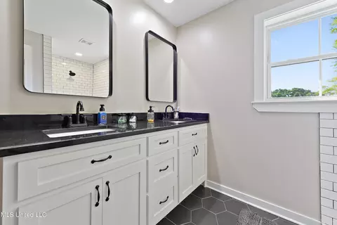 Bath - 7110 Tanner Williams Rd, Lucedale, MS 39452 photo 2 of 4