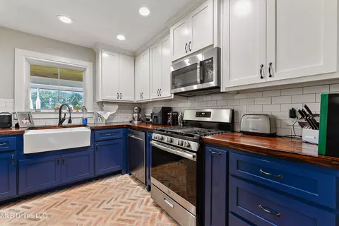 Kitchen - 7110 Tanner Williams Rd, Lucedale, MS 39452 photo 2 of 4