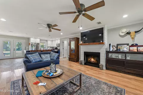Living - 7110 Tanner Williams Rd, Lucedale, MS 39452 photo 2 of 4