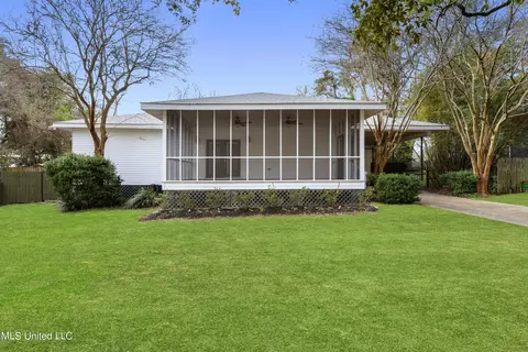 526 Demontluzin Ave, Bay Saint Louis, MS 39520