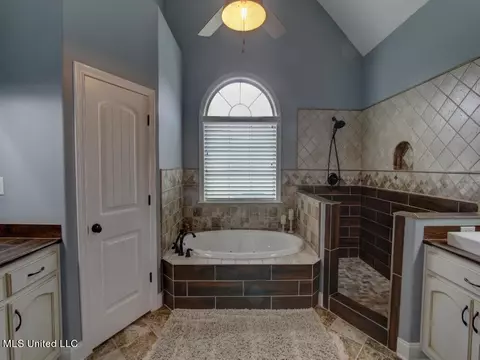 Bath - 1380 Fieldstone St, Hernando, MS 38632 photo 2 of 7