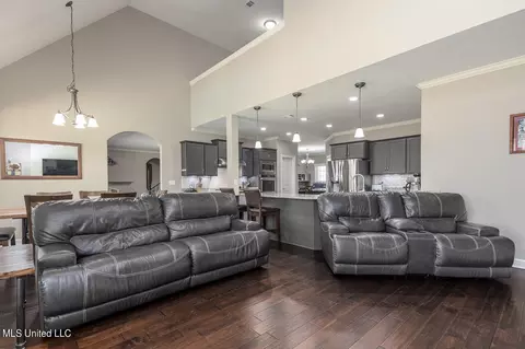 Living - 915 Lanere Dr, Olive Branch, MS 38654 photo 1 of 5