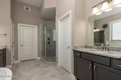 Bath - 915 Lanere Dr, Olive Branch, MS 38654 photo 2 of 7