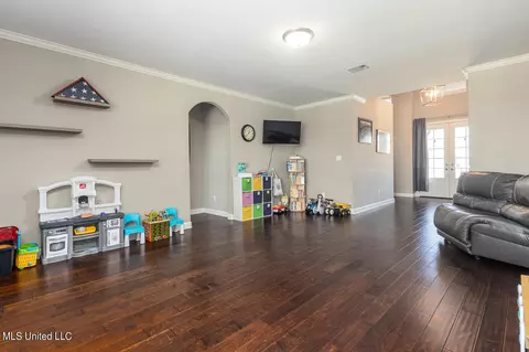 Living - 915 Lanere Dr, Olive Branch, MS 38654 photo 2 of 5