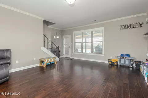 Living - 915 Lanere Dr, Olive Branch, MS 38654 photo 3 of 5